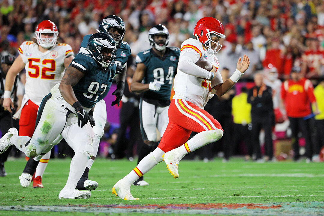 Patrick Mahomes At Defense Kansas City Chiefs Footballer Poster Wall Art Print Home Wall Decor