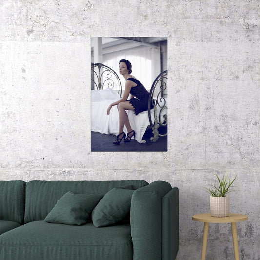 Emily Blunt Sitting On The Bed Actress Poster Wall Art Print Home Wall Decor - xonomax