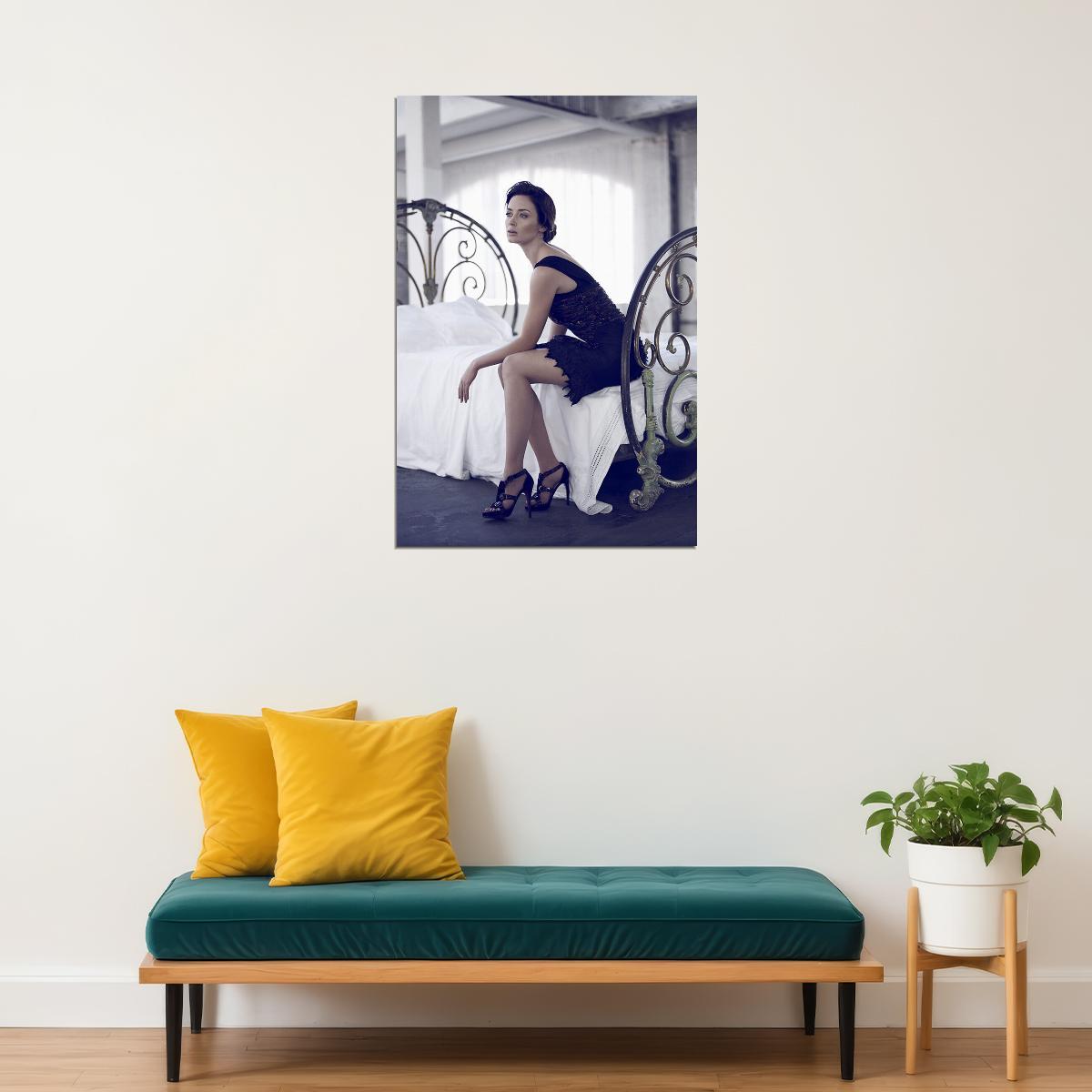 Emily Blunt Sitting On The Bed Actress Poster Wall Art Print Home Wall Decor - xonomax