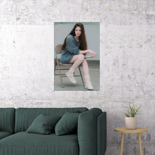 Mackenzie Foy Chair Sitting Child Actor Poster Wall Art Print Home Wall Decor - xonomax
