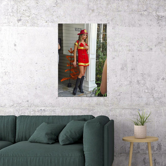 Sarah Hyland Halloween Costume Poster Iconic Modern Family Scene Photo Haley Dunphy Wall Art Print - xonomax