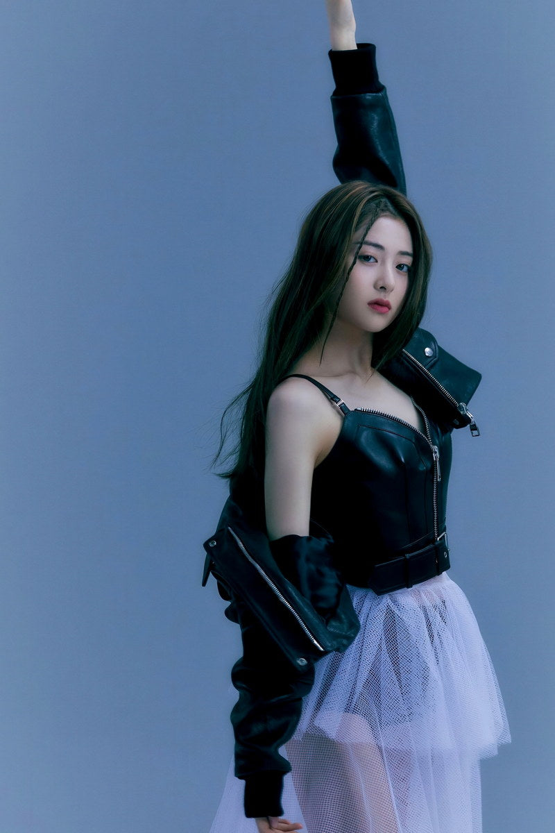 Poster - LE SSERAFIM Huh Yunjin Debut Photo Poster K-Pop Aesthetic