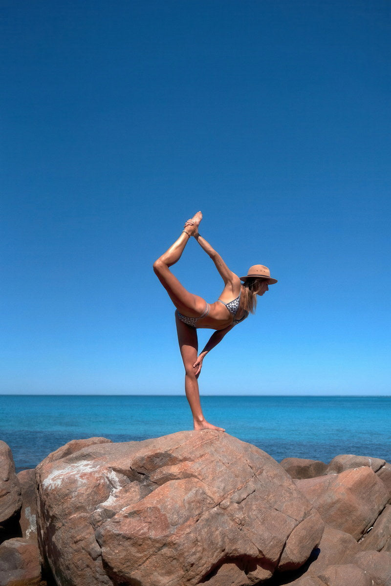 Amanda Bisk Hot Fitness Model Poster Gym Motivational Wall Art Inspirational Workout Yoga Room Decor Aesthetic Sports Print Yoga Wall Decor Athletic Icon HD Photo Print - xonomax