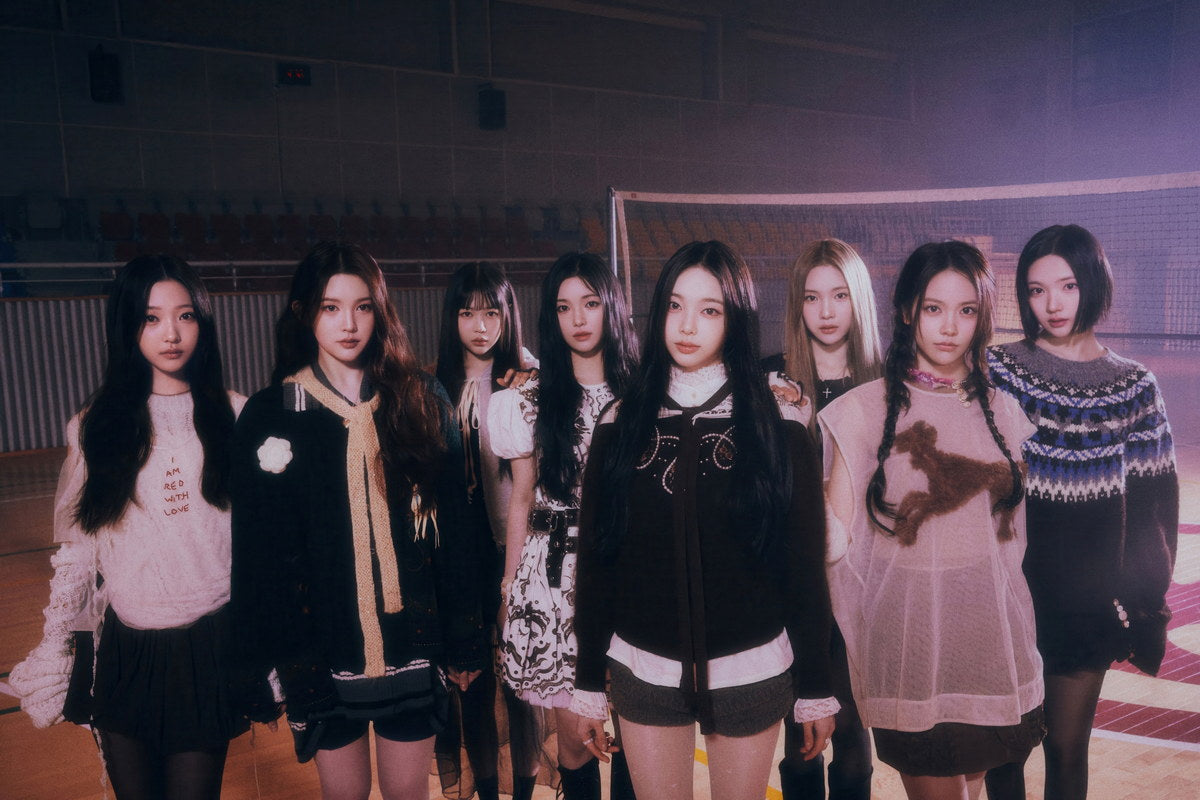 Poster - Hearts2hearts Poster The Chase Album Concept Photo Print