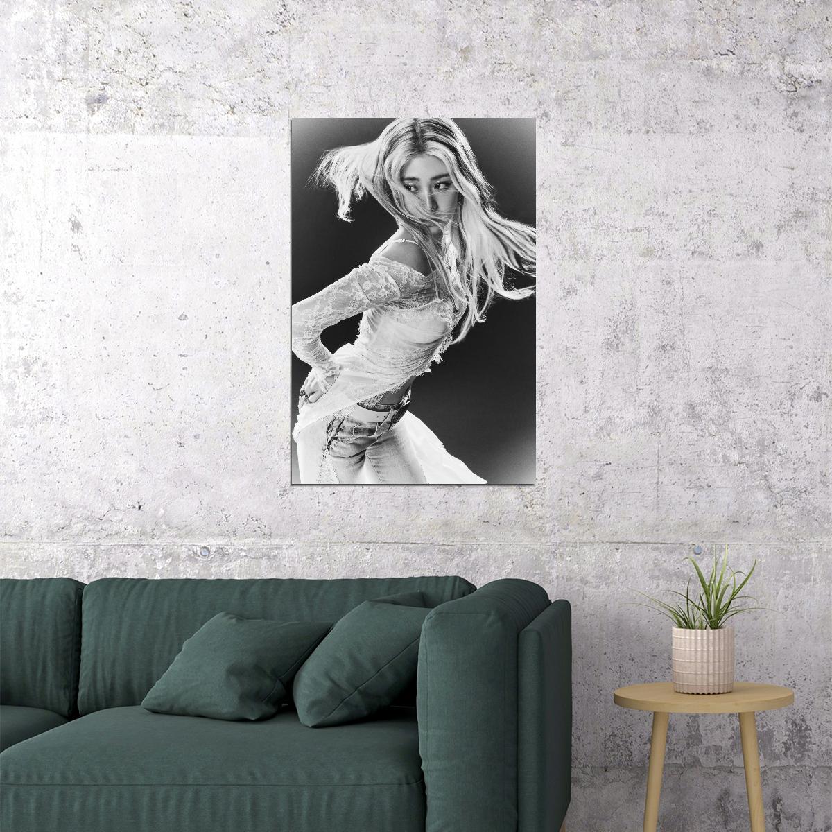 Le Sserafim Huh Yunjin Poster Hot Album Drenched Vetiver Concept Photo Print K-Pop Home Decor For Living Room Aesthetic Kpop Female Girl Group