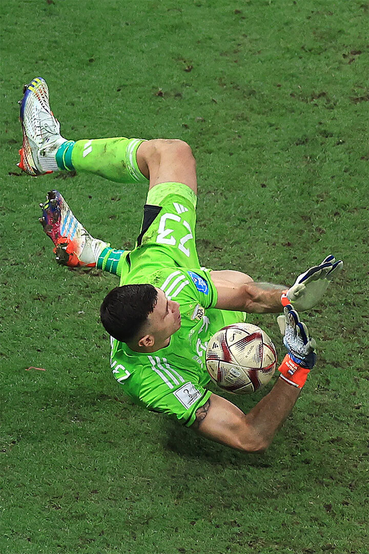 Martinez Argentina Goalkeeper Penalty Save Football World Fans Poster Wall Art Print Home Wall Decor - xonomax