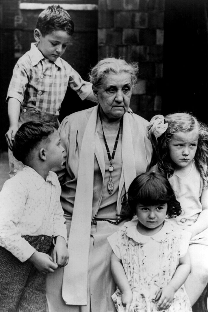 Jane Addams Posing With Children Poster Wall Art Print Home Wall Decor - xonomax
