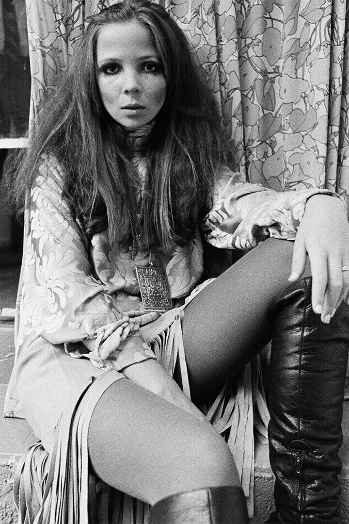 Model Penelope Tree In Long Sleeved Blouse Poster Wall Art Print Home Wall Decor - xonomax