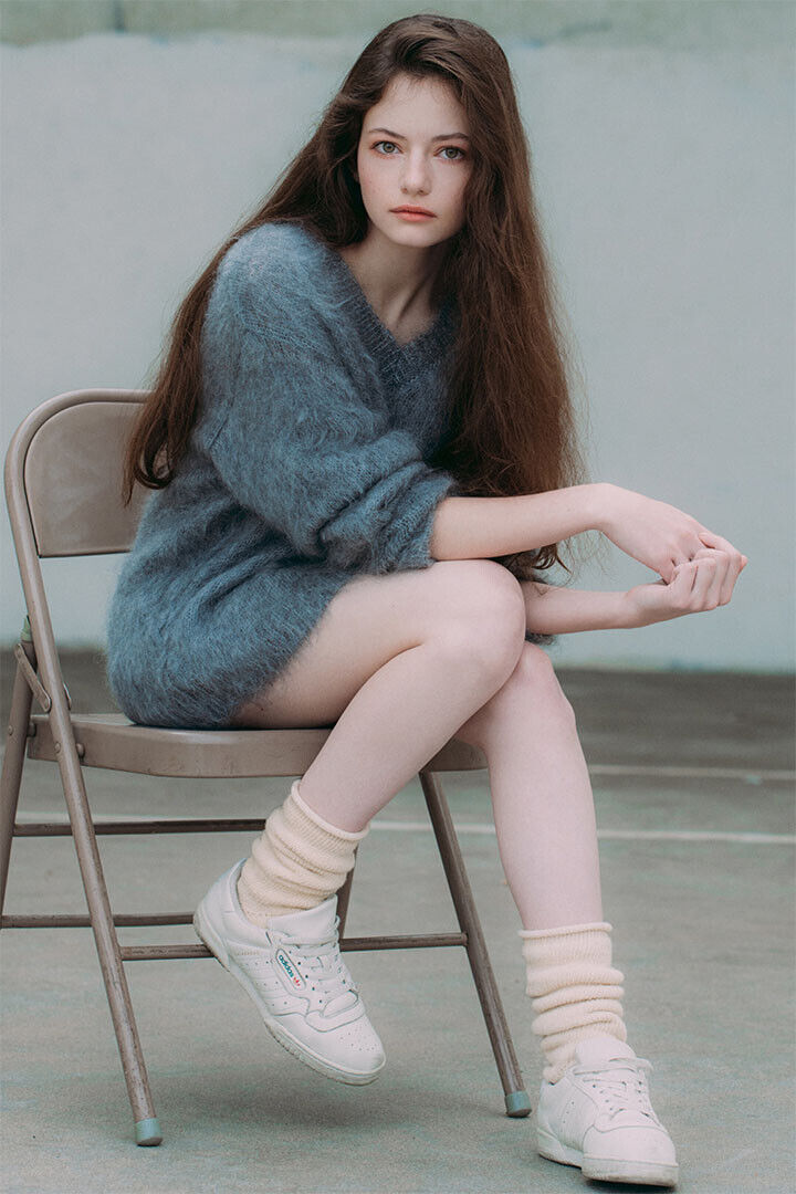 Mackenzie Foy Chair Sitting Child Actor Poster Wall Art Print Home Wall Decor - xonomax