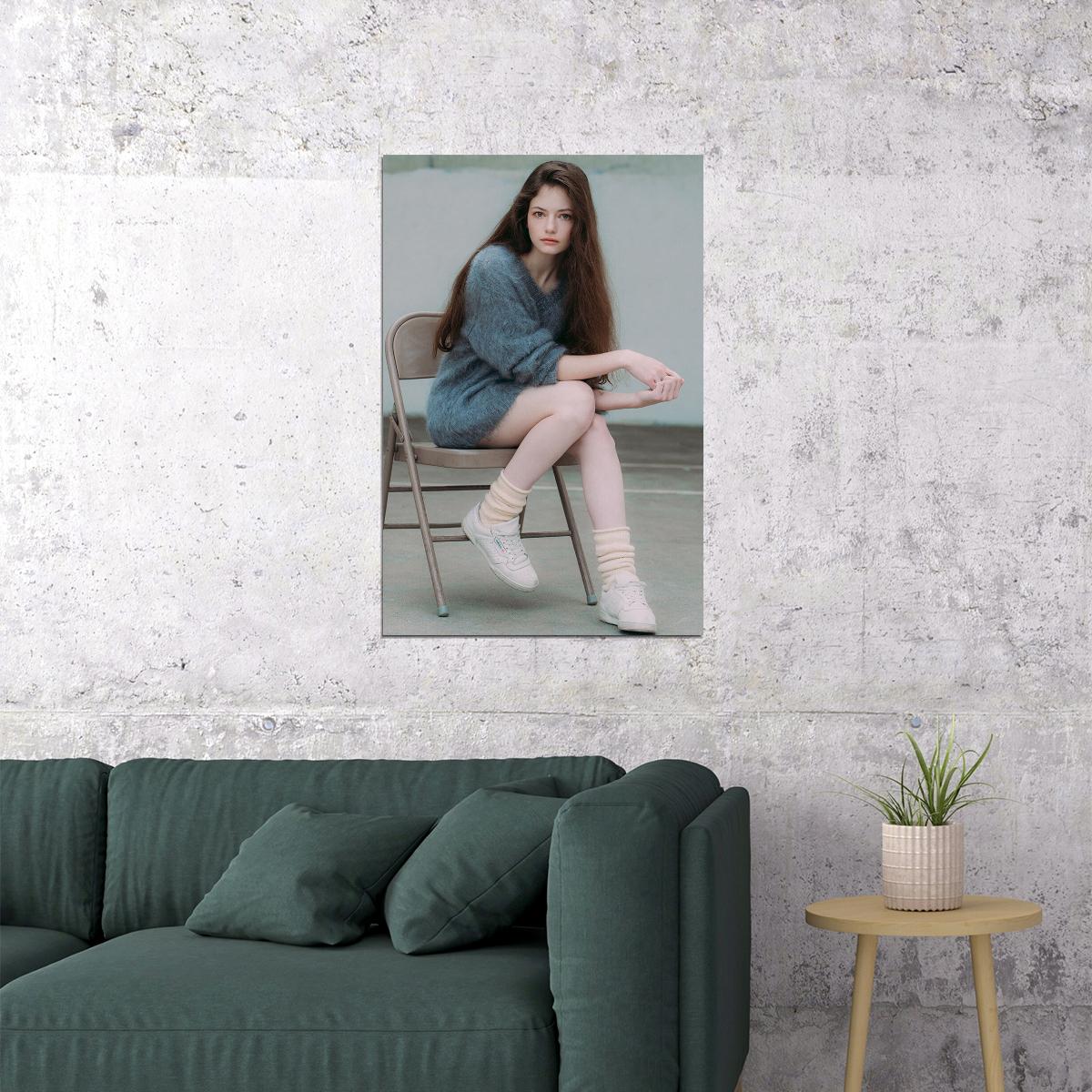 Mackenzie Foy Chair Sitting Child Actor Poster Wall Art Print Home Wall Decor - xonomax