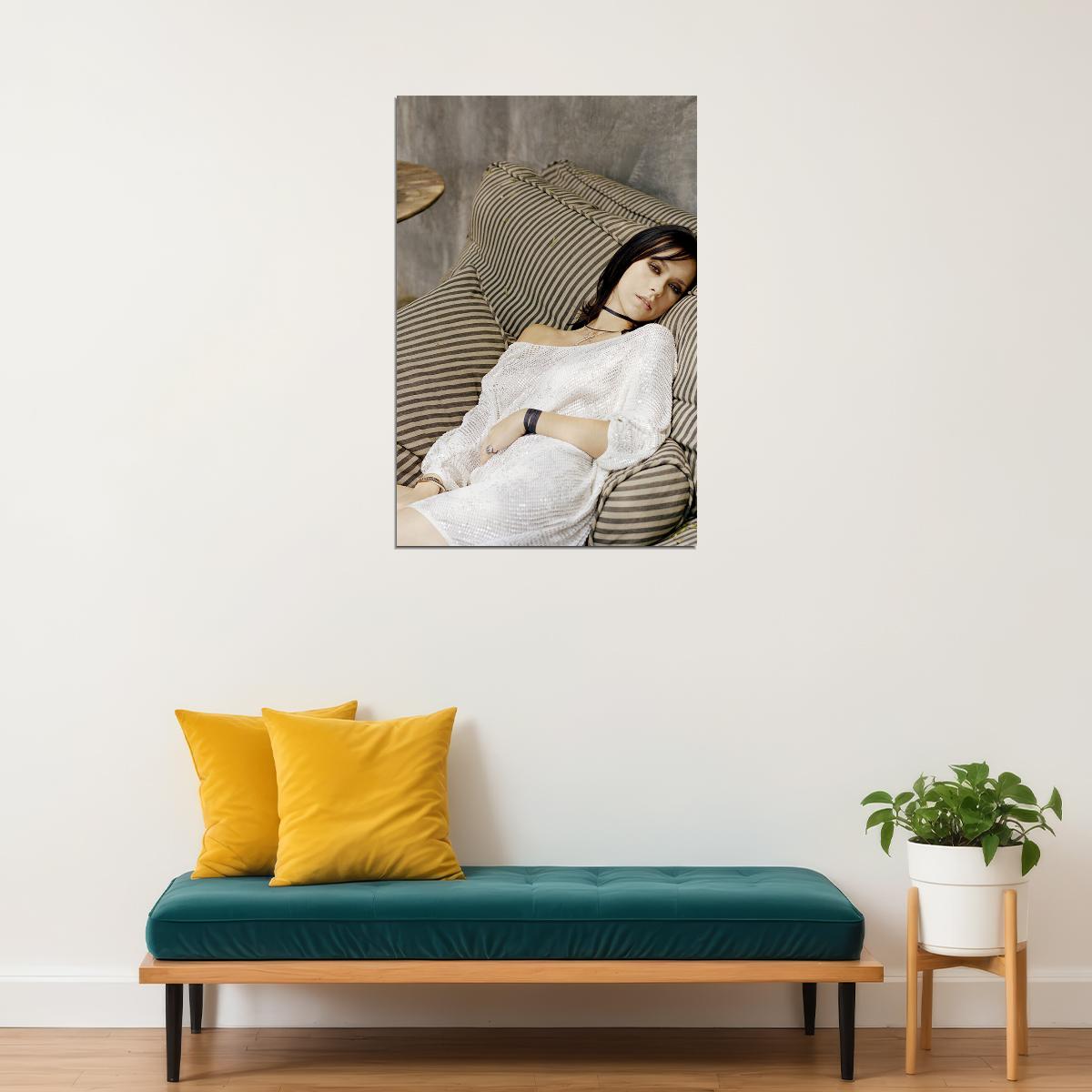 Jennifer Love Hewitt Lying Down Poster Wall Art Print Home Wall Decor - xonomax