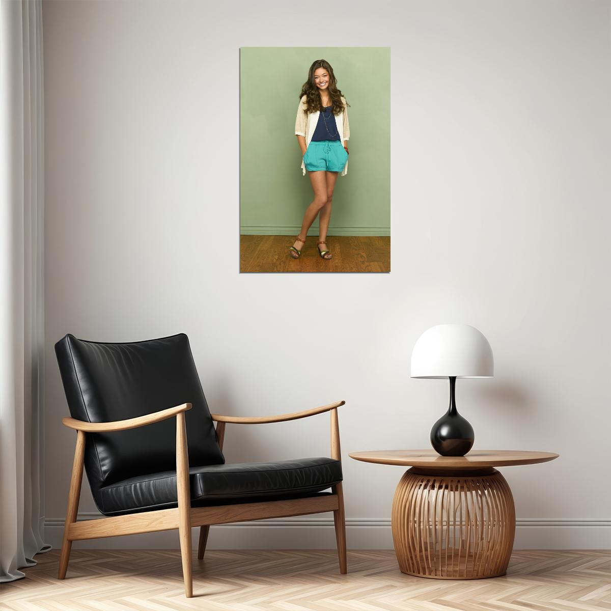 Sarah Hyland Haley Dunphy Modern Family TV Show Poster Iconic Role Photo Early Career Star Wall Art Print