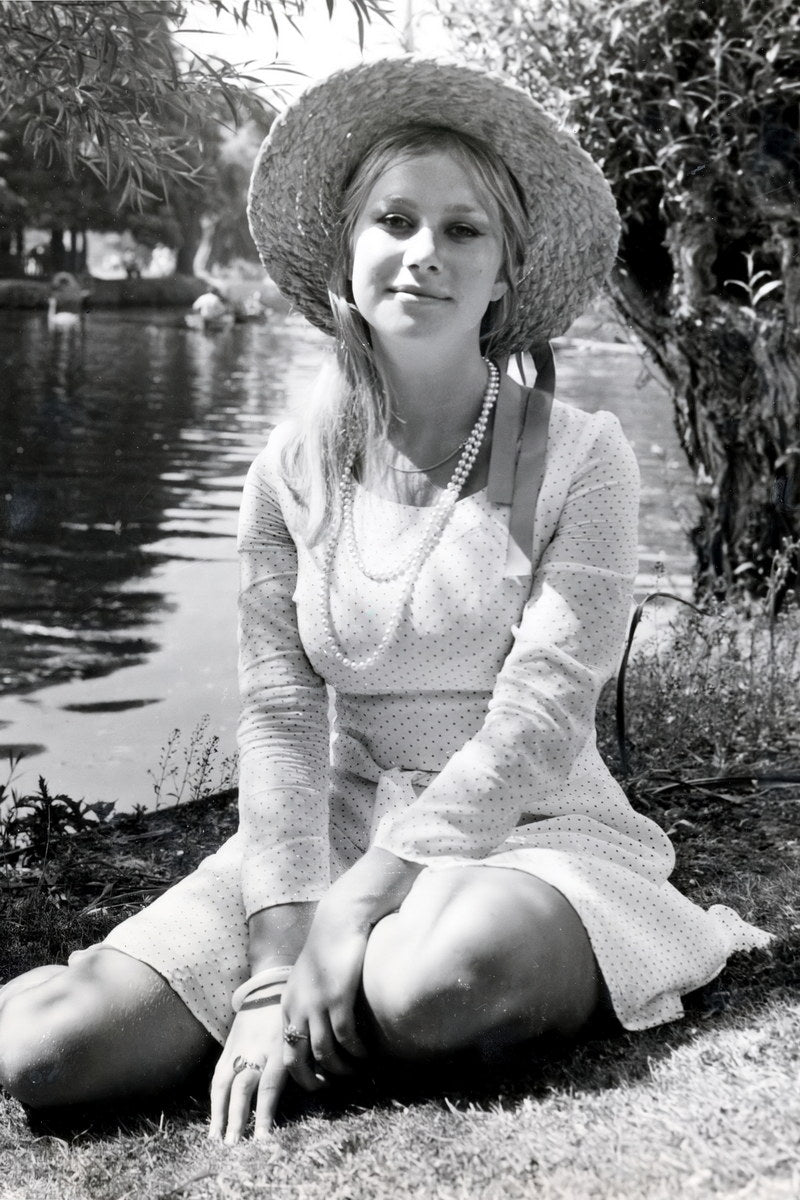 Helen Mirren Vintage Portrait Poster Legendary Actress Early Career 1960s Hollywood Glamour Wall Art Print Old Hollywood Aesthetic Wall Decor - xonomax