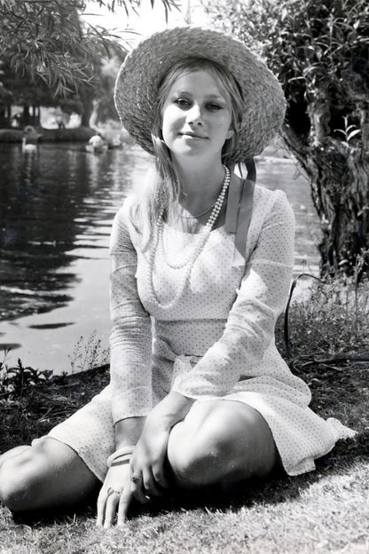 Helen Mirren Vintage Portrait Poster Legendary Actress Early Career 1960s Hollywood Glamour Wall Art Print Old Hollywood Aesthetic Wall Decor - xonomax