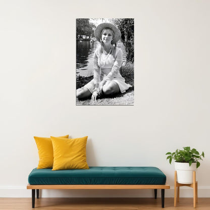 Helen Mirren Vintage Portrait Poster Legendary Actress Early Career 1960s Hollywood Glamour Wall Art Print Old Hollywood Aesthetic Wall Decor - xonomax