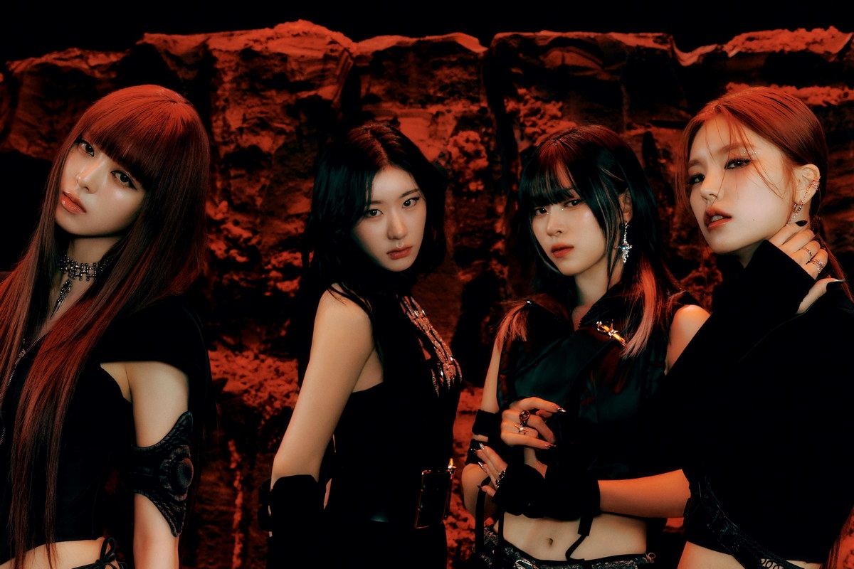 ITZY Yeji Ryujin Chaeryeong Yuna BORN TO BE Concept Group Photo K-pop Music Poster Grunge Aesthetic  Female Edgy Idol Fashion Print Trendy Girl Group Wall Art - xonomax