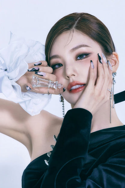 ITZY Yeji CHECKMATE Concept Photo K-pop Music Poster Dreamy Royal Aesthetic  Elegant Female Korean Idol Fashion Print Trendy Girl Group Wall Art - xonomax