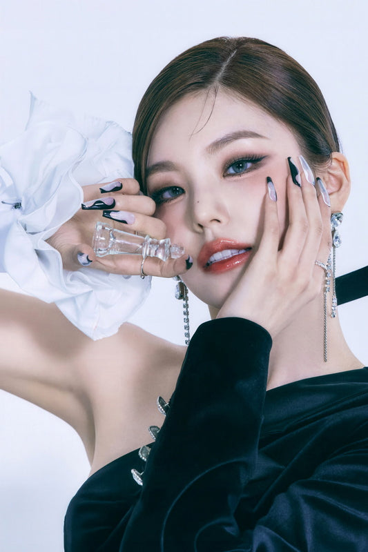 ITZY Yeji CHECKMATE Concept Photo K-pop Music Poster Dreamy Royal Aesthetic  Elegant Female Korean Idol Fashion Print Trendy Girl Group Wall Art - xonomax