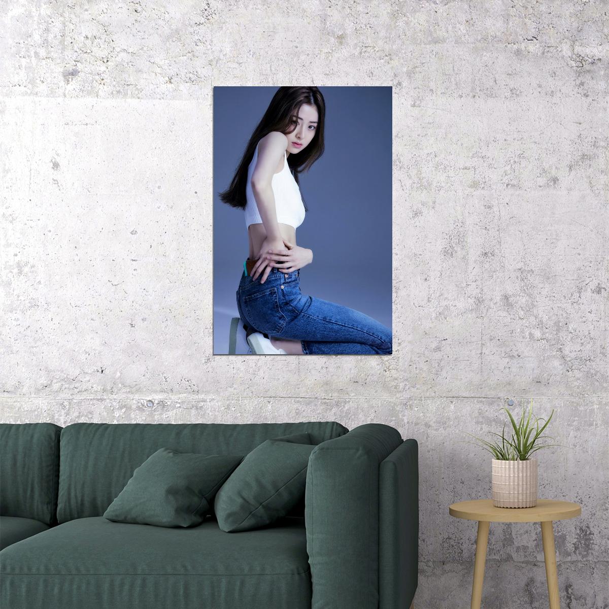 LE SSERAFIM Huh Yunjin Debut Photo Poster K-Pop  Aesthetic K-pop Female Girl Group Korean Fashion Idol Wall Art Print