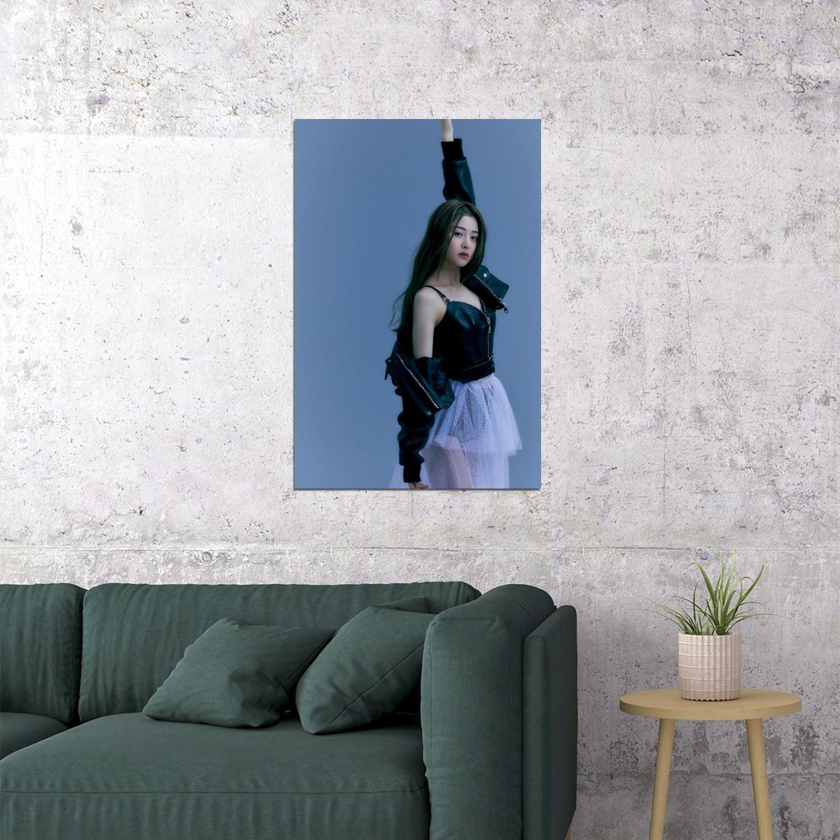 LE SSERAFIM Huh Yunjin Debut Photo Poster K-Pop  Aesthetic K-pop Female Girl Group Korean Fashion Idol Wall Art Print