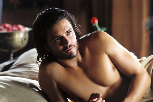 Orlando Bloom Movie Scene Photo Print Hollywood Celebrity Poster Shirtless Handsome Man Wall Art Hot Male Aesthetic Decor for Bedroom Living Space - xonomax